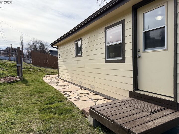 Property Photo:  305 N Broad St  OR 97886 