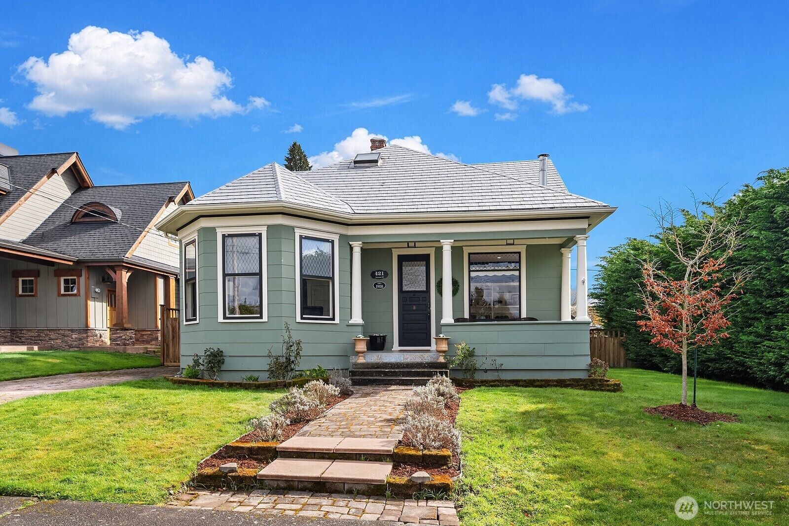 Property Photo:  421  Avenue H  WA 98290 