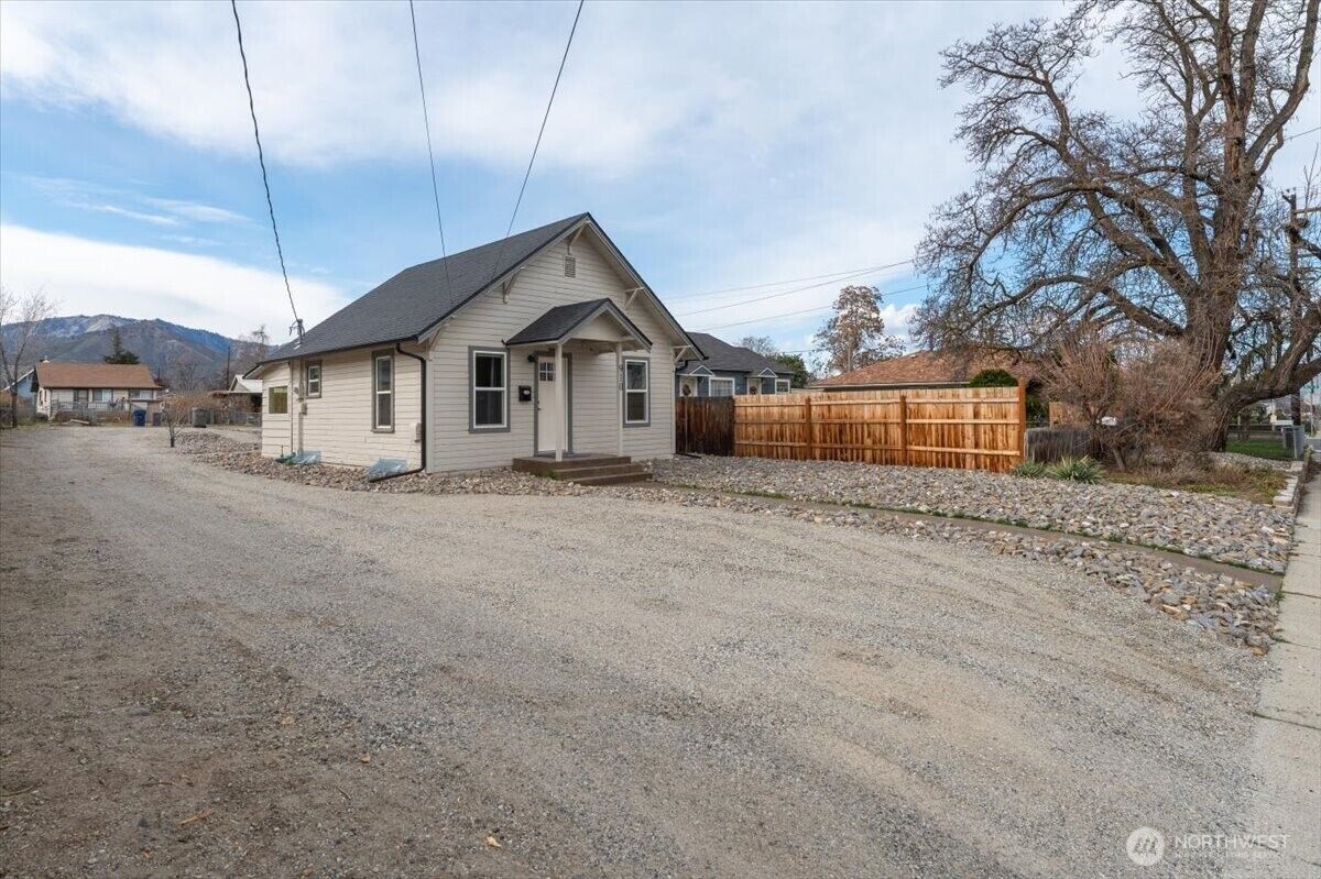 Property Photo:  910  Walker Avenue  WA 98801 