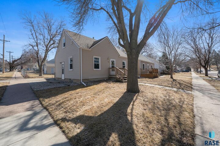 Property Photo:  700 S Glendale Ave  SD 57104 
