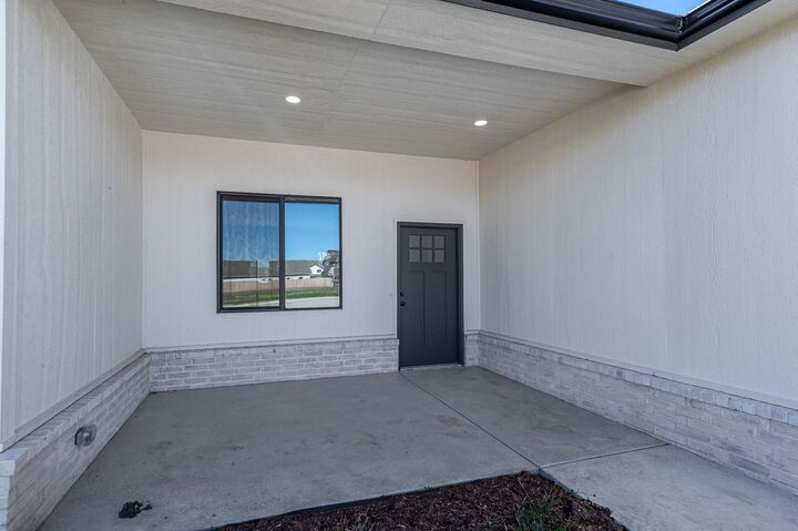 Photo de la propriété:  713 E Elmwood St  KS 67147 