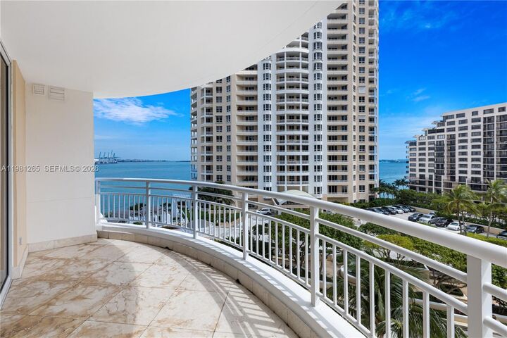 Property Photo: 848 Brickell Key Dr 903 FL 33131