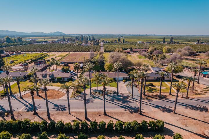 Property Photo: 915 S Strathmore Avenue N CA 93247