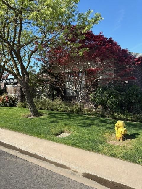 Property Photo: 725 N Silvervale Drive CA 93292