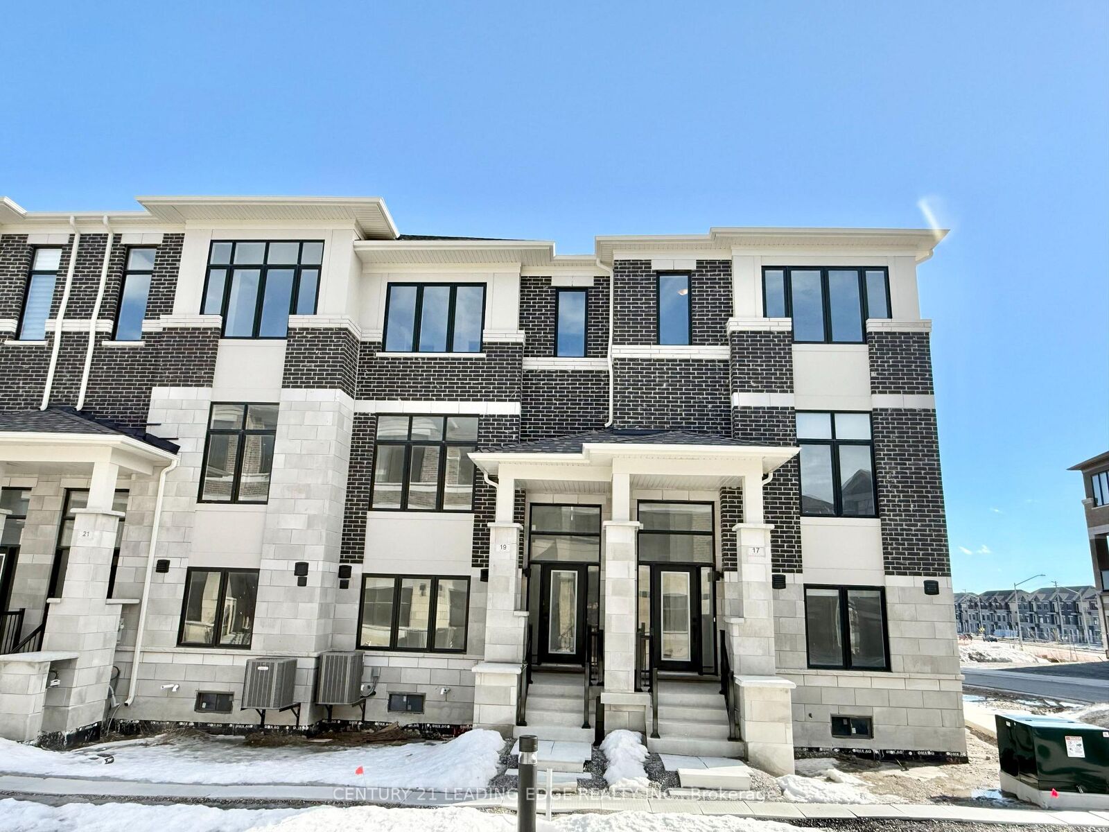 Photo de la propriété:  17 Norman Fleming Lane  ON L4S 1N4 