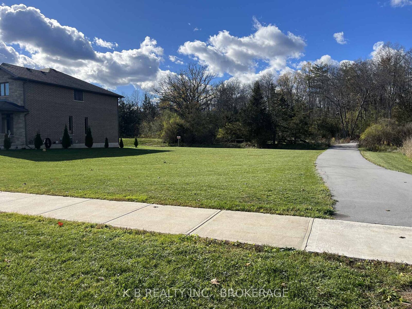 Property Photo: 104 Cherrywood Parkway ON K7R 0B1