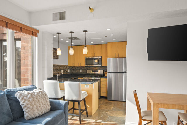 Property Photo:  580 Main St 402  UT 84060 