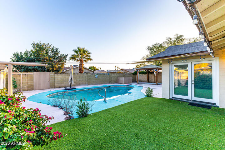 Property Photo: 2537 E La Jolla Drive AZ 85282
