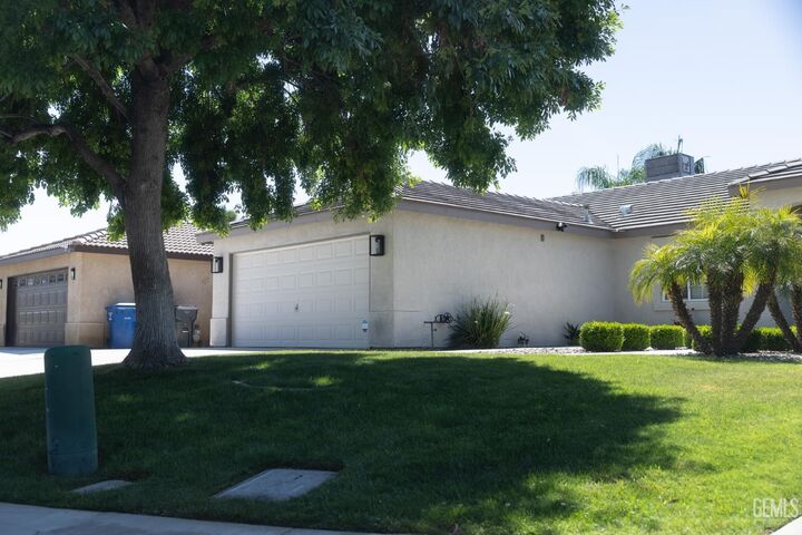 Property Photo:  329 W Pilot Avenue  CA 93308 