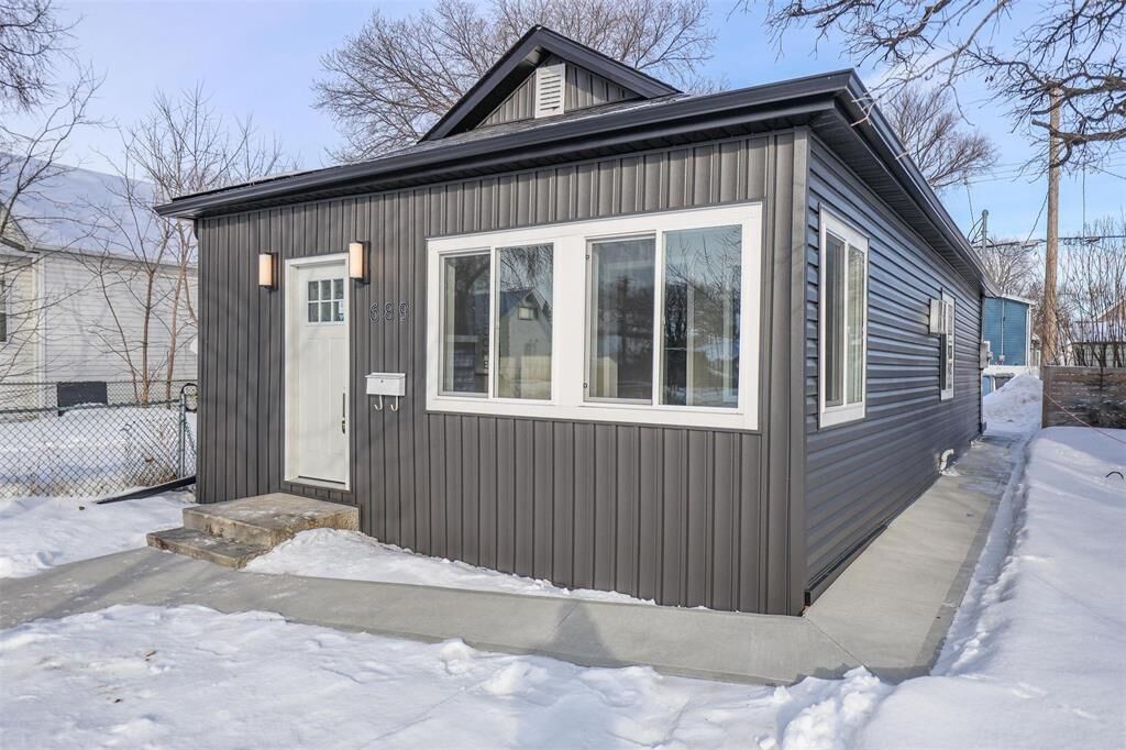 Property Photo:  689 Rathgar Avenue  MB R3L 1G6 