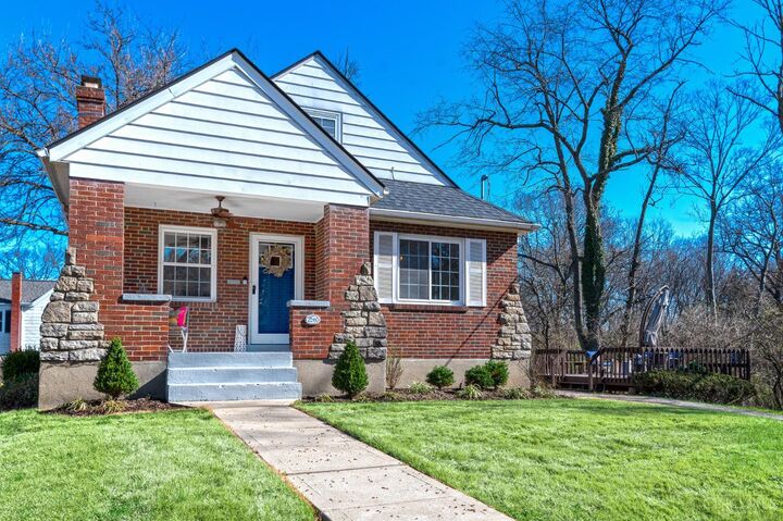 Property Photo: 2560 Ridgeland Place OH 45212