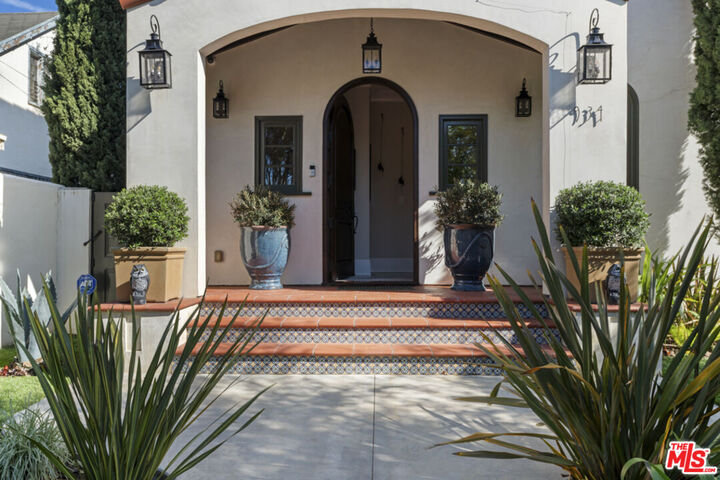 Property Photo:  934 S Mullen Ave  CA 90019 