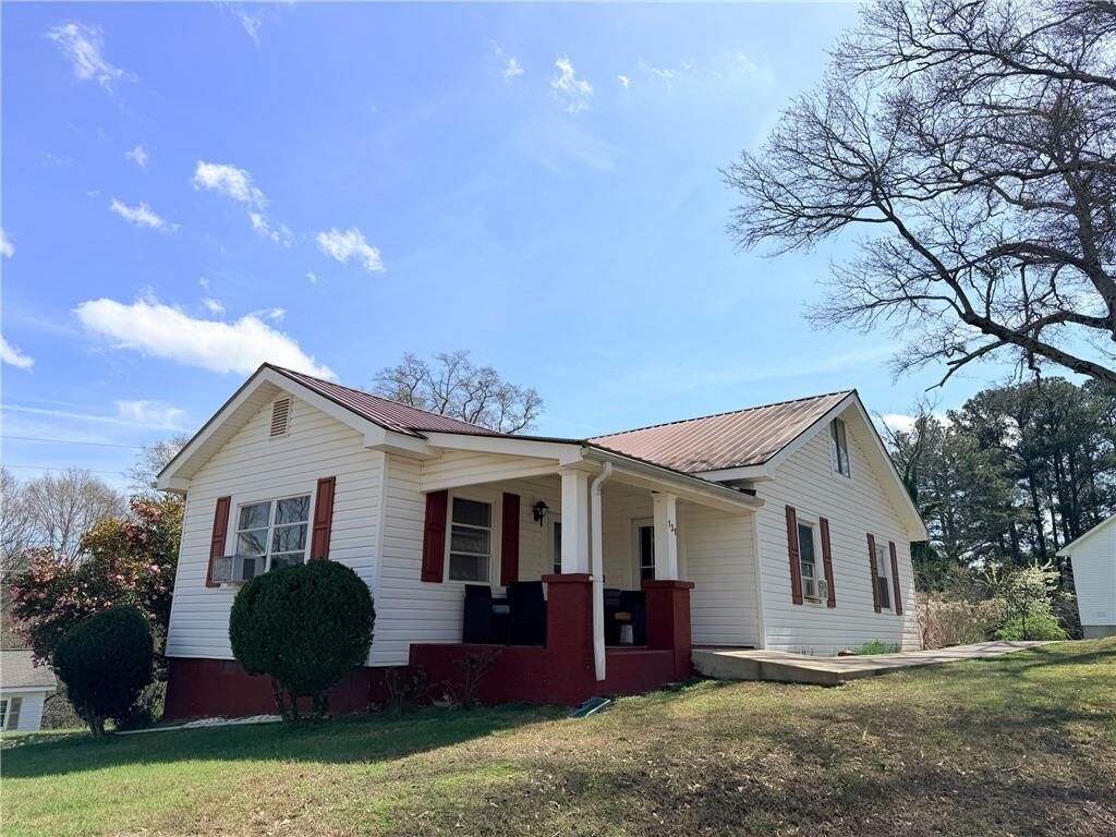 Property Photo:  131 E Killian Street  GA 30114 