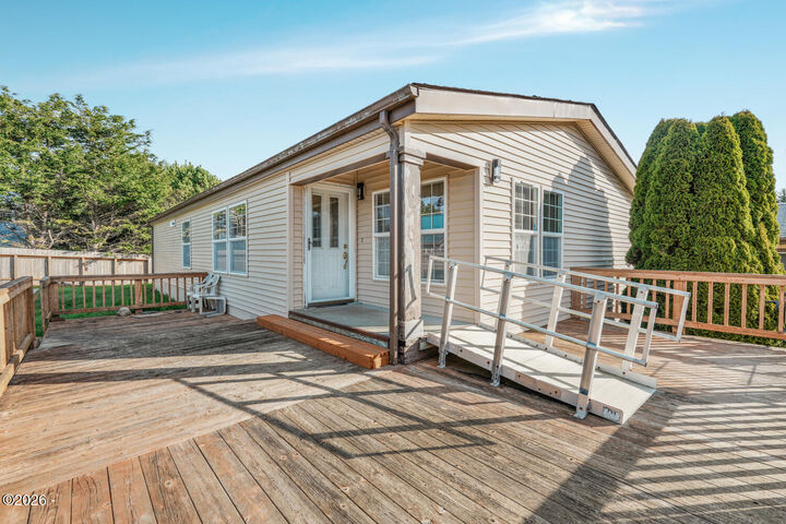 Property Photo: 105 Breeze Street OR 97341
