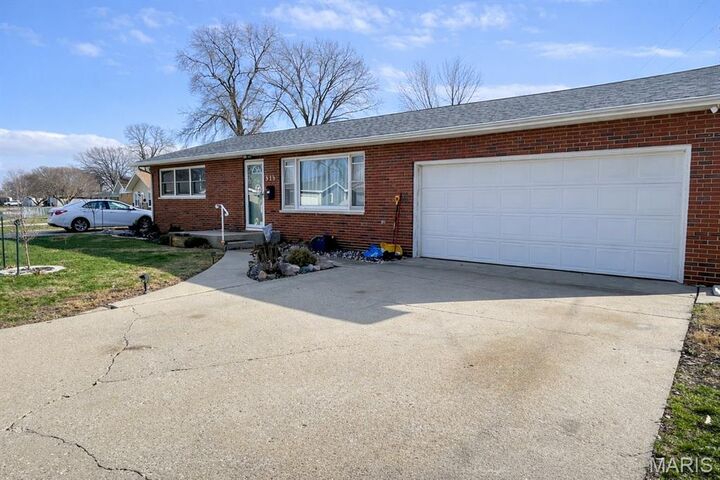 Property Photo:  818 Kenton Boulevard  IL 62568 