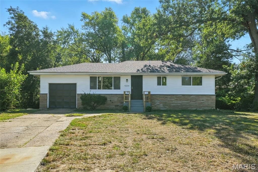 Property Photo: 4254 Stambaugh Court MO 63134