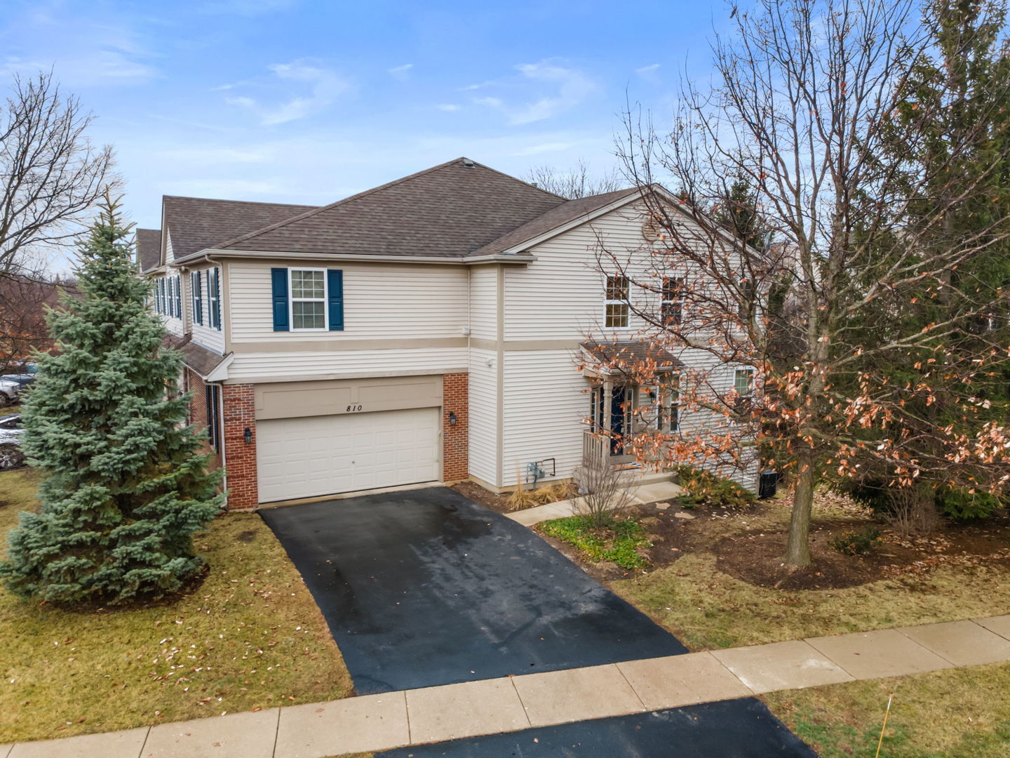 Property Photo: 810 Oak Hollow Road IL 60014