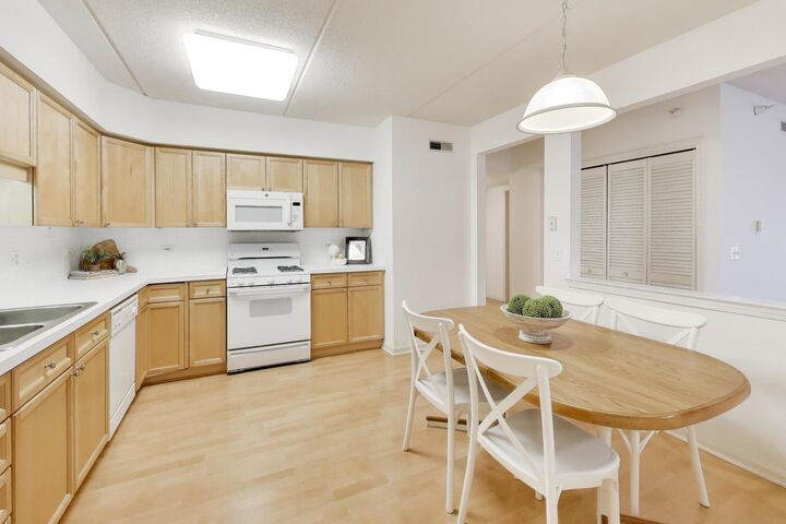 Property Photo:  1327 Brown Street 404  IL 60016 