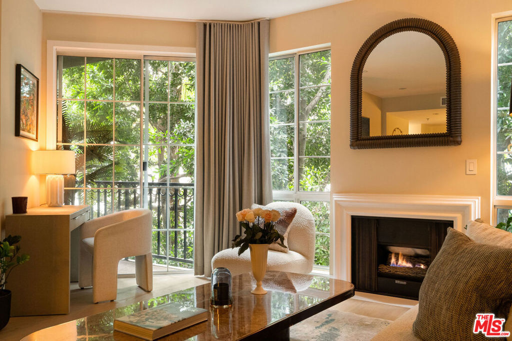 Property Photo: 585 N Rossmore Avenue 407 CA 90004