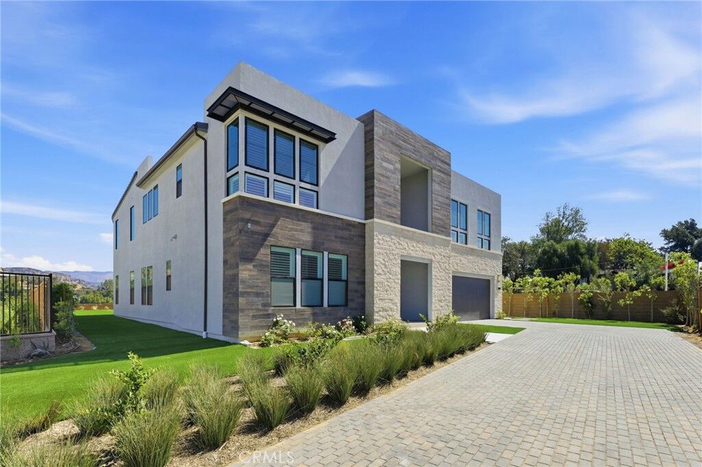 Property Photo: 22801 Seaqua Circle CA 91311