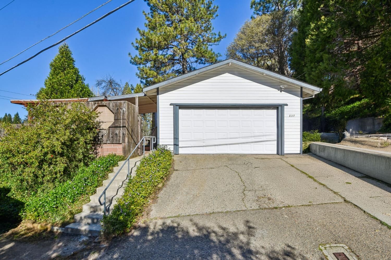 Property Photo:  837 Hillcrest Street  CA 95667 