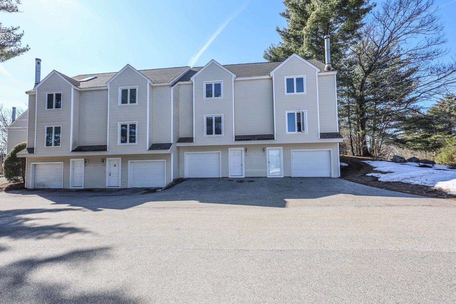 Property Photo:  5 Gleneagle Drive  NH 03063 