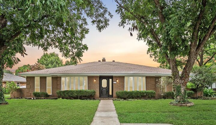 Property Photo: 2204 Winewood Lane TX 76013