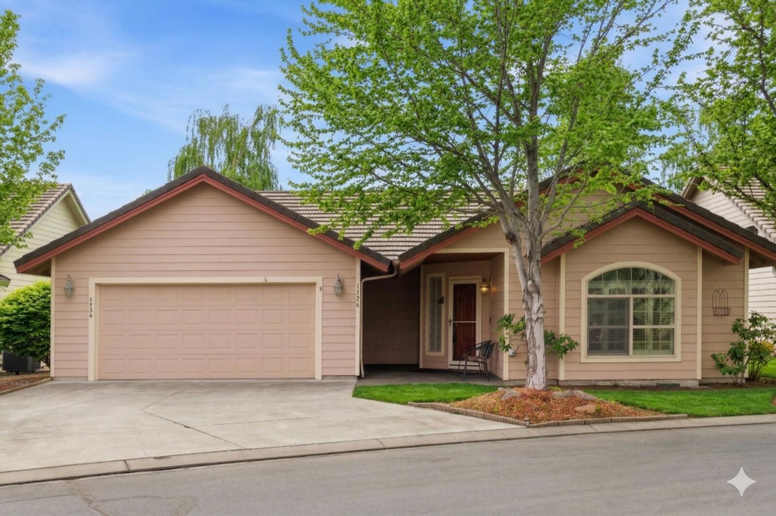 Property Photo:  1736 NW Nickernut Place  OR 97756 