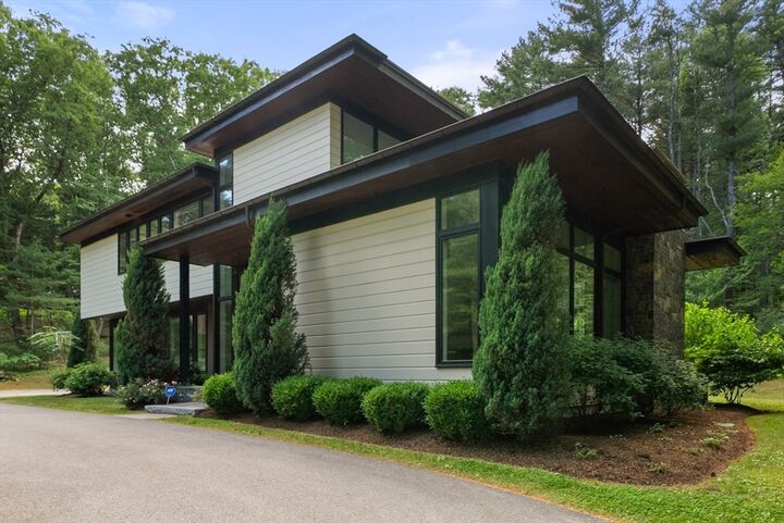 Property Photo:  11 Winthrop Circle  MA 02493 