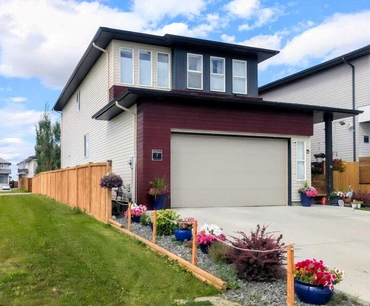 7 Greywolf Road N — photo 1