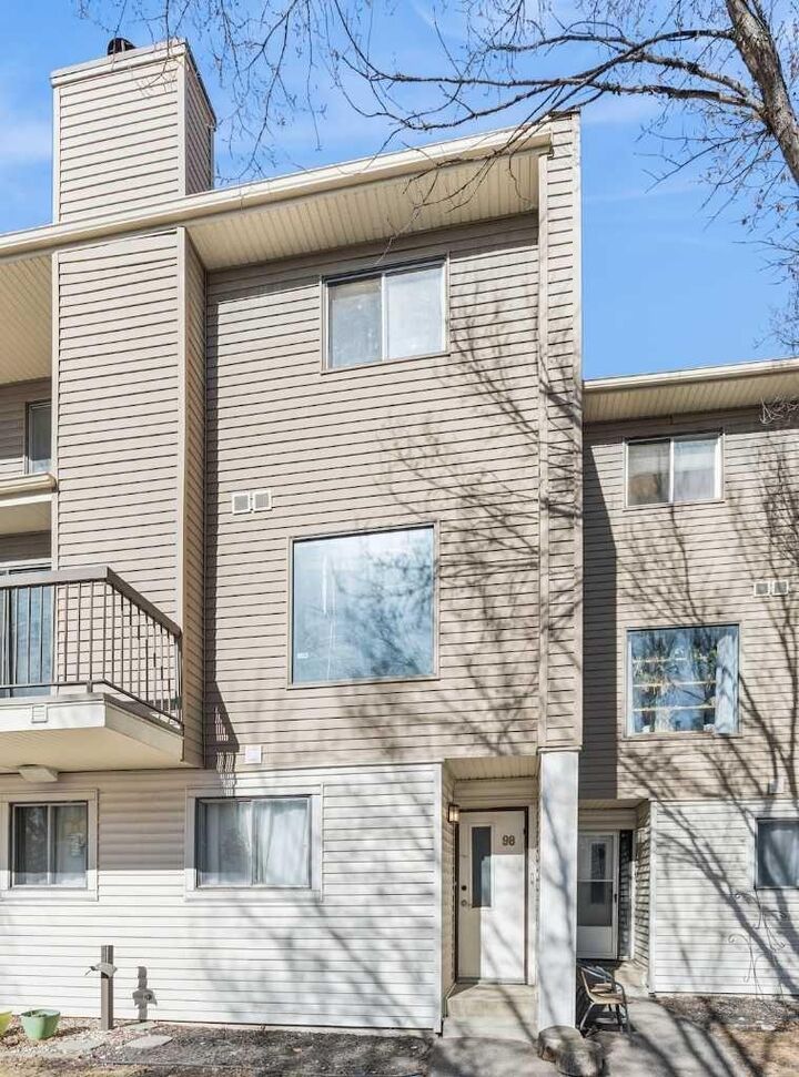 Photo de la propriété:  2519 38 Street NE 98  AB T1Y 4W8 