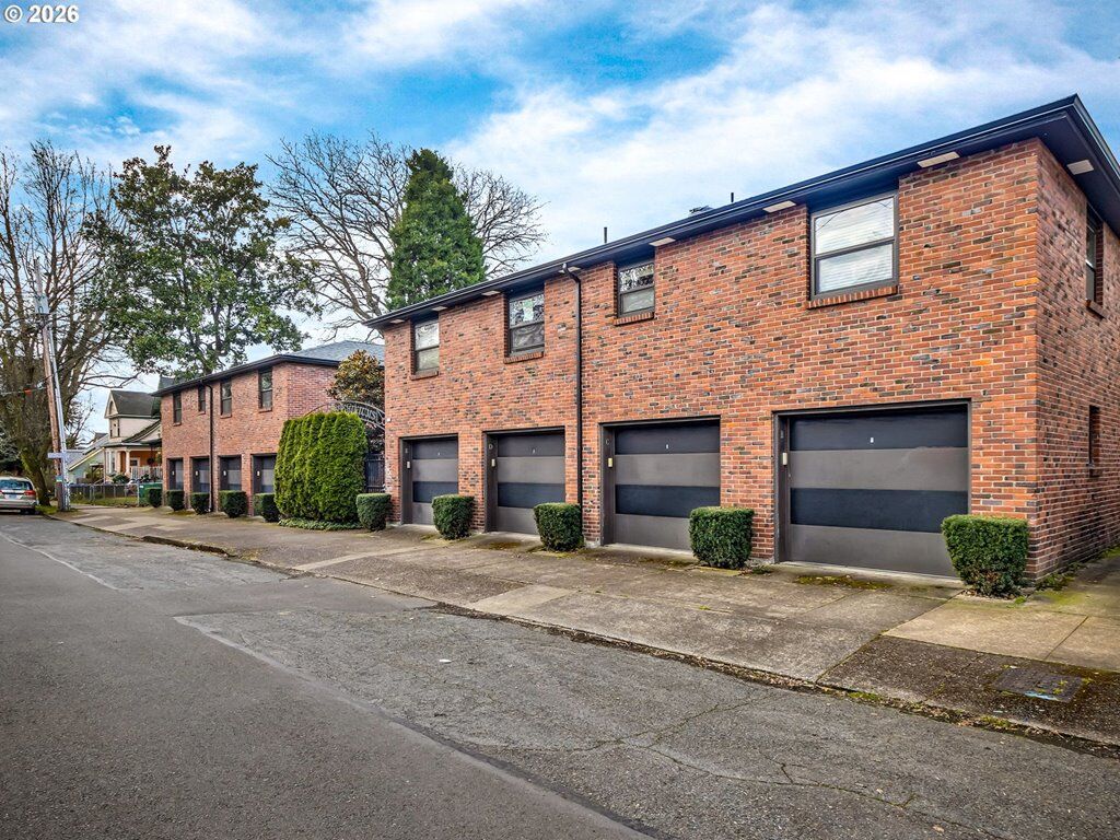 Property Photo: 929 SE 16th Ave 3 OR 97214