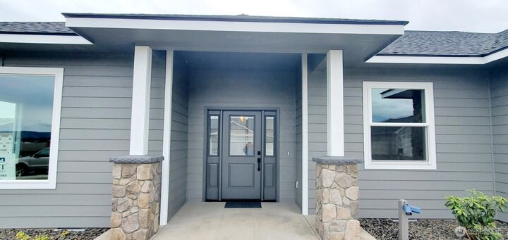 Property Photo:  4606 W Larch Avenue  WA 98903 