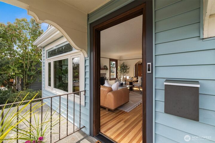 Property Photo:  2419  28th Avenue W  WA 98199 