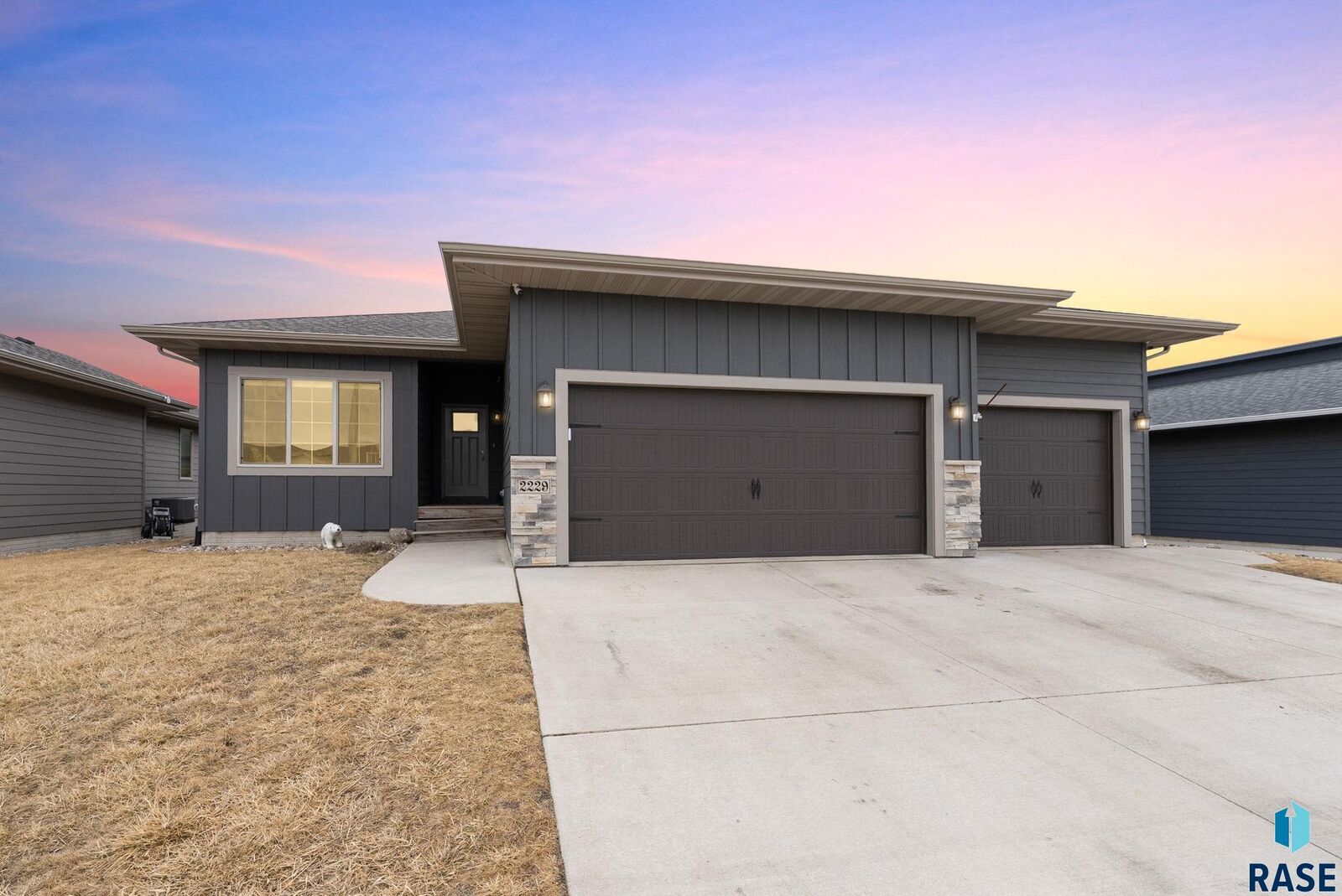 Property Photo:  2229 S Creekview Ave  SD 57106 