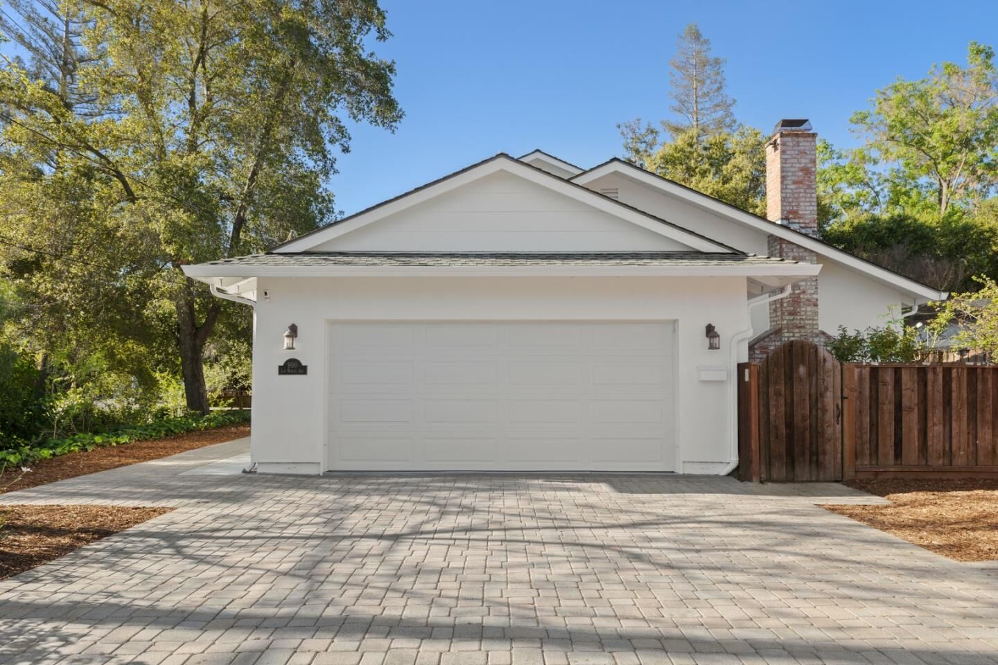 Property Photo:  900 Los Robles Avenue  CA 94306 