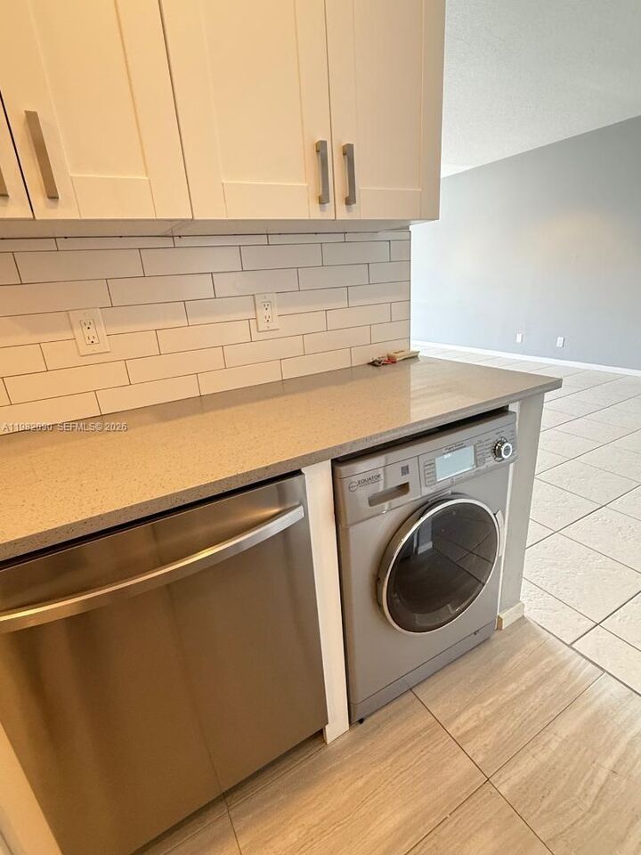 Property Photo:  2261 NE 67th St 1823  FL 33308 