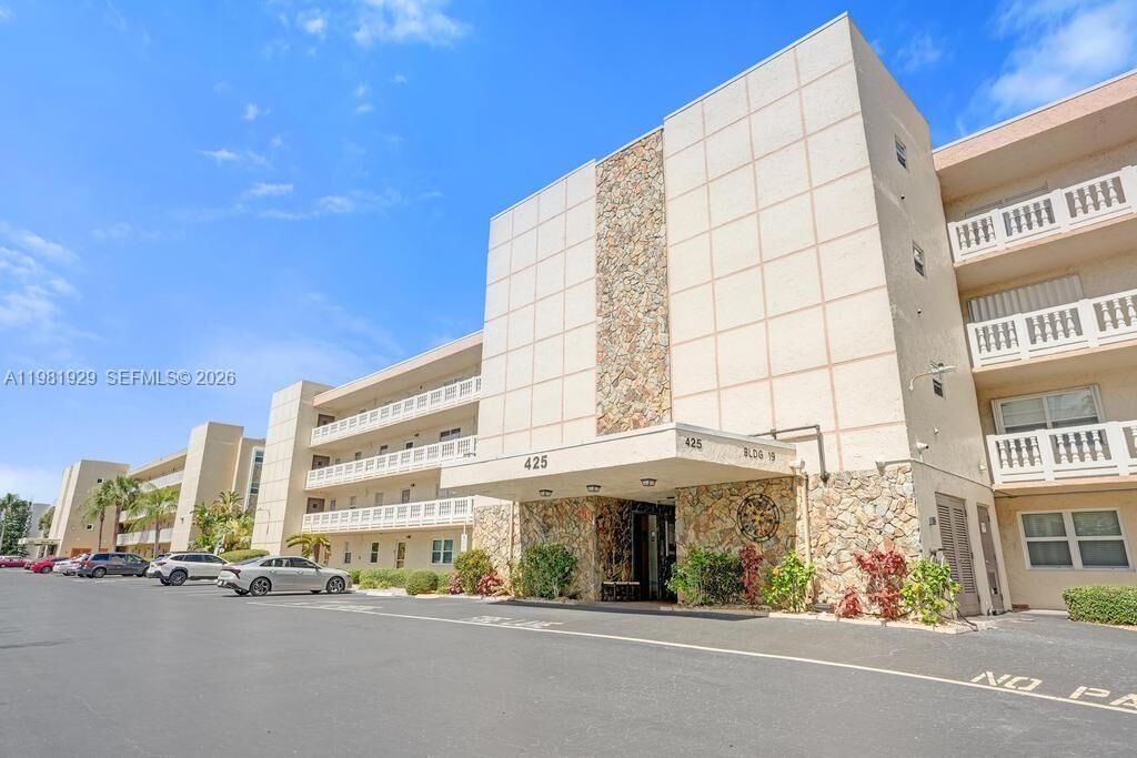 Property Photo: 425 SE 11th Ter 204 FL 33004