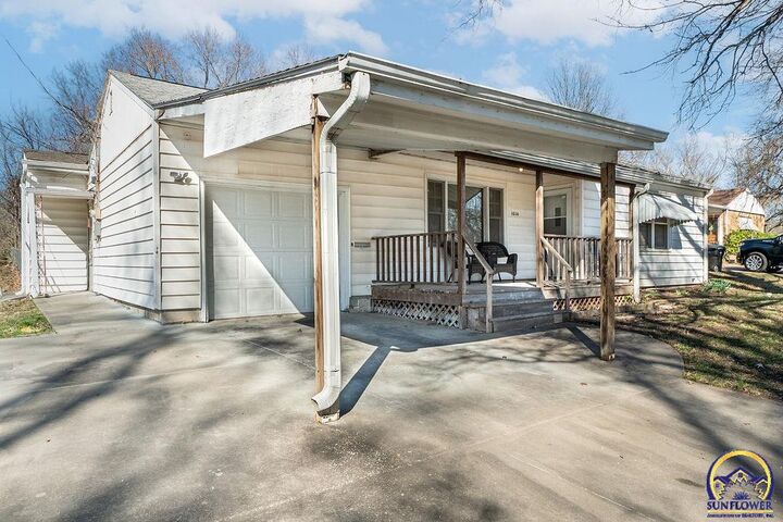 Property Photo:  1014 SE 30th St  KS 66605 
