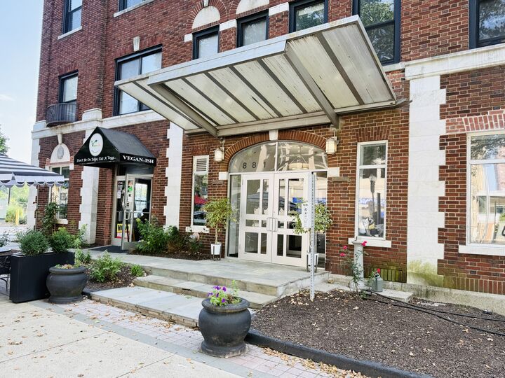 Property Photo:  881 Lafayette Boulevard 2H  CT 06604 