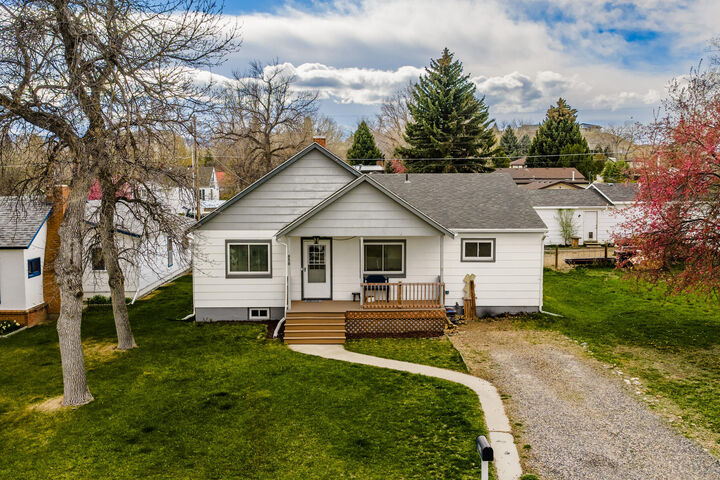 Property Photo:  858 N Burritt Avenue  WY 82834 