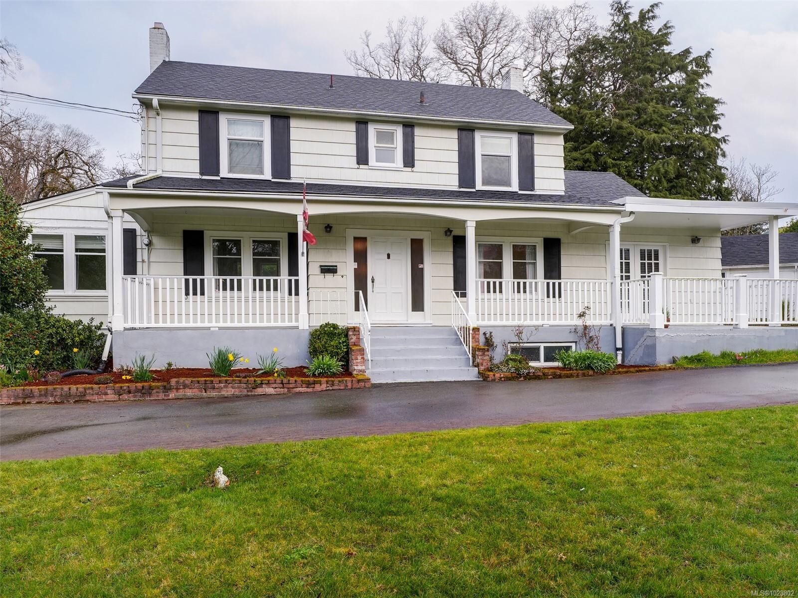 Photo de la propriété:  3311 Richmond Rd  BC V8P 4P3 