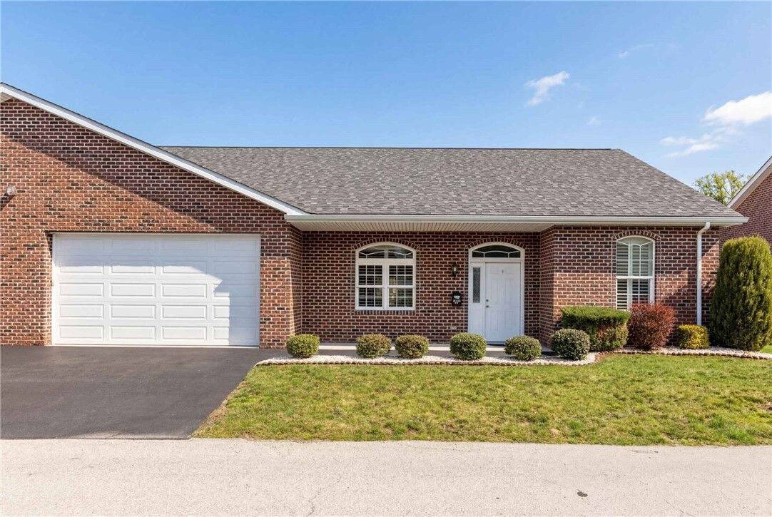 Property Photo:  909 Valentina Ln  PA 15068 