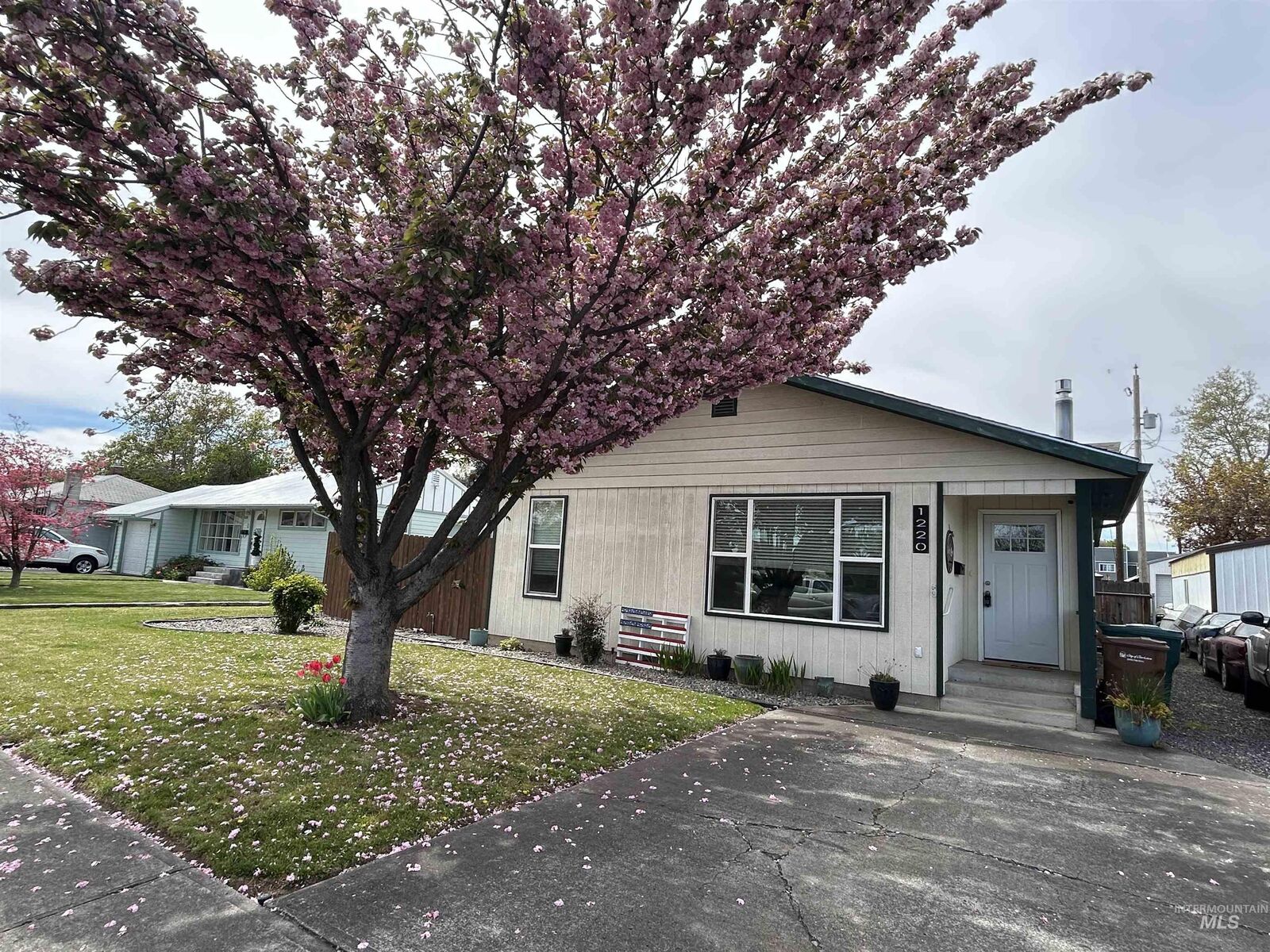Property Photo:  1220 4th St  WA 99403 