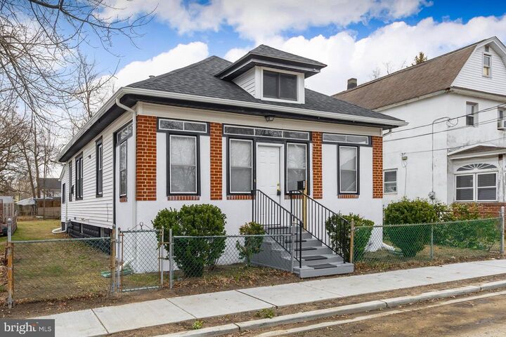 Property Photo:  318 W Buck Street  NJ 08066 