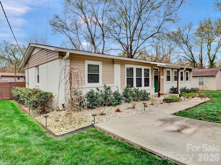 Property Photo:  4214 Vinetta Court  NC 28215 