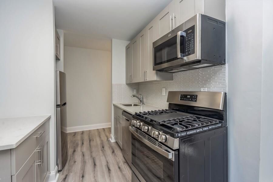 Property Photo:  269 Varick St 3B  NJ 07302 