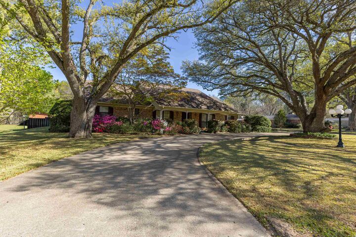 Property Photo: 800 Elizabeth St TX 75644