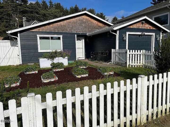 Property Photo:  572 SE Jetty Avenue  OR 97367 