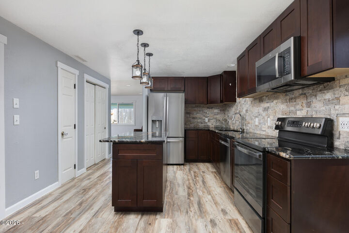 Property Photo: 572 SE Jetty Avenue OR 97367